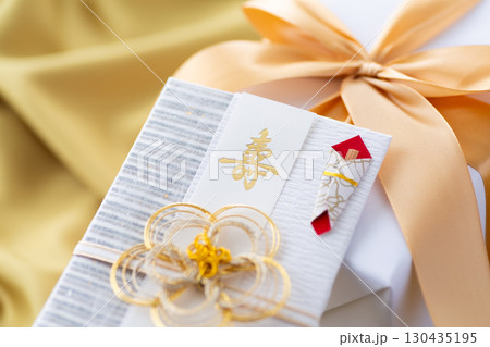 お祝いの祝儀袋 130435195