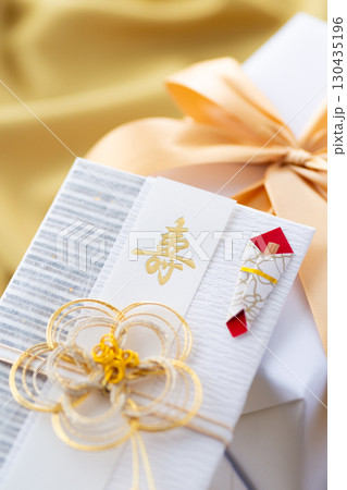 お祝いの祝儀袋 130435196