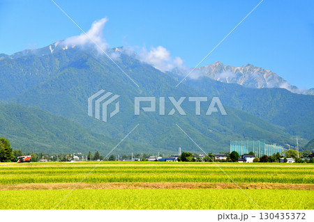 大町市平より爺ヶ岳～鹿島槍ヶ岳～五竜岳方面を望む(長野県大町市)【2025.9】 130435372