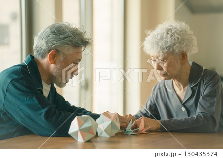 介護施設の夫婦 130435374