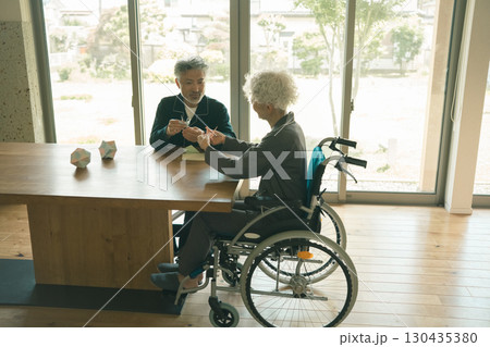 介護施設の夫婦 130435380