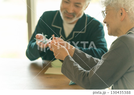 介護施設の夫婦 130435388