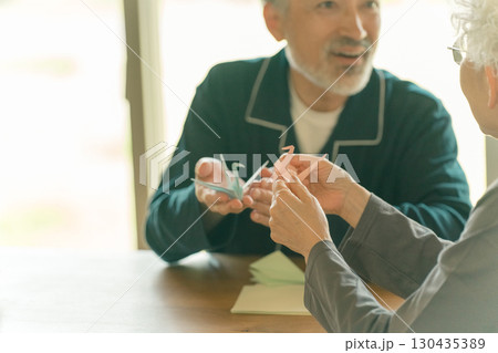 介護施設の夫婦 130435389