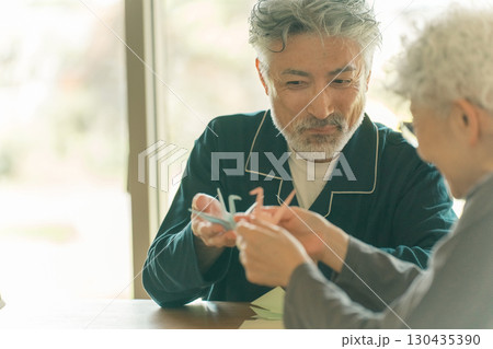 介護施設の夫婦 介護施設の夫婦 130435390