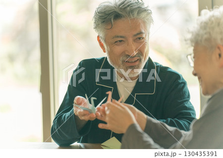 介護施設の夫婦 130435391