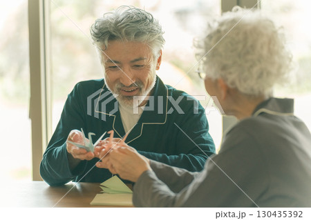 介護施設の夫婦 介護施設の夫婦 130435392