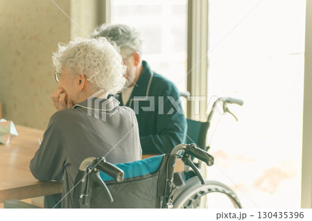 高齢者施設の入居者 130435396