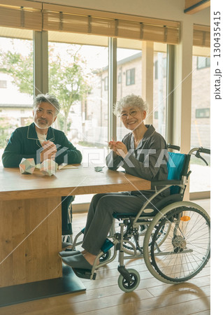 高齢者施設の入居者 130435415