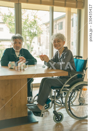 高齢者施設の入居者 高齢者施設の入居者 130435417