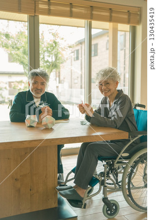 高齢者施設の入居者 130435419