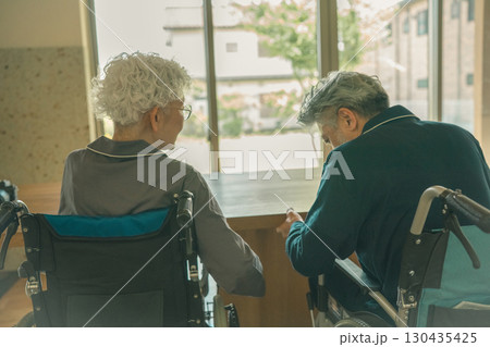 高齢者施設の入居者 130435425