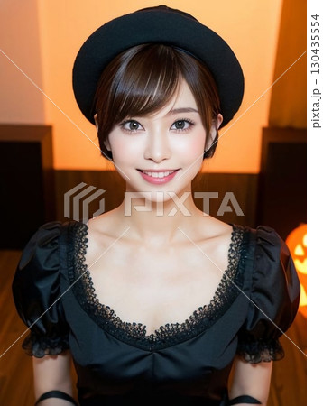 ハロウィンパーティーをする女性 130435554