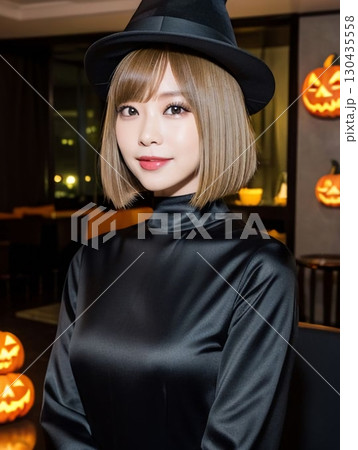 ハロウィンパーティーをする女性 130435558