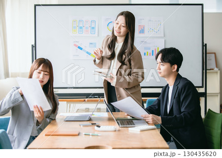 ミーティングをするビジネスパーソン ミーティングをするビジネスパーソン 130435620