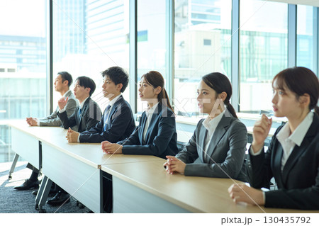 衝撃を受けるスーツ姿の人達　横並び 130435792