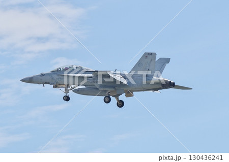 デモフライトを行う米海軍のF/A-18F スーパーホーネット VFA-102 ダイアモンドバックス デモフライトを行う米海軍のF/A-18F スーパーホーネット VFA-102 ダイアモンドバックス 130436241