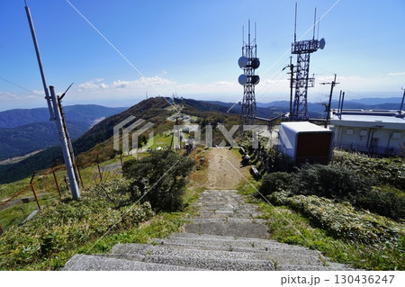 背振山山頂の背振神社 背振山山頂の背振神社 130436247