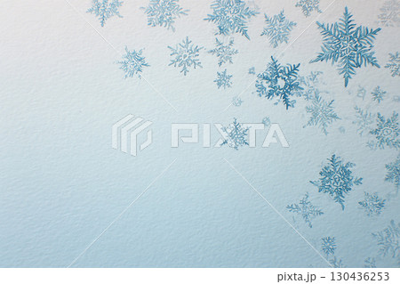 雪の結晶と冬の背景イラスト 130436253