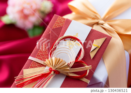 お祝いの祝儀袋 130436521