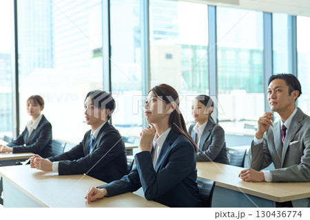 説明を聞く人達 130436774
