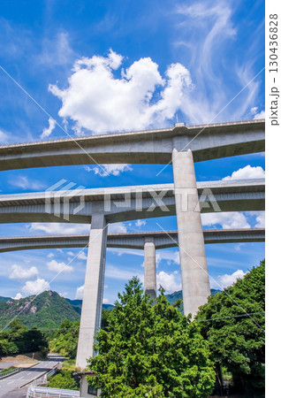 天空のジャンクション「新名神高速道路 亀山西JCT・錐ヶ瀧橋」 130436828