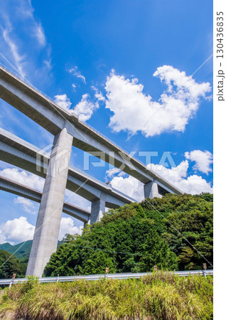 天空のジャンクション「新名神高速道路 亀山西JCT・錐ヶ瀧橋」 130436835