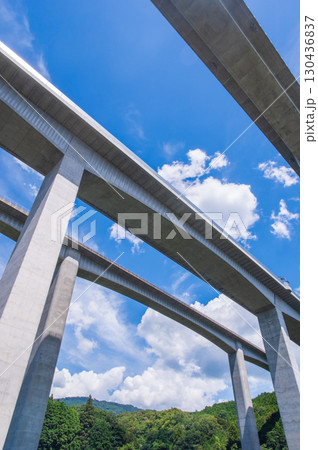 天空のジャンクション「新名神高速道路 亀山西JCT・錐ヶ瀧橋」 130436837