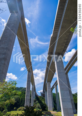 天空のジャンクション「新名神高速道路 亀山西JCT・錐ヶ瀧橋」 130436840