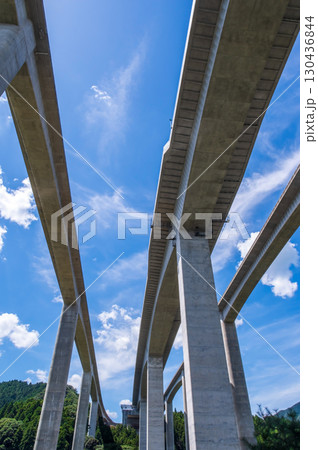 天空のジャンクション「新名神高速道路 亀山西JCT・錐ヶ瀧橋」 130436844