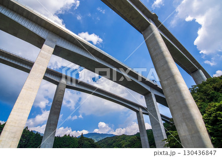 天空のジャンクション「新名神高速道路 亀山西JCT・錐ヶ瀧橋」 130436847