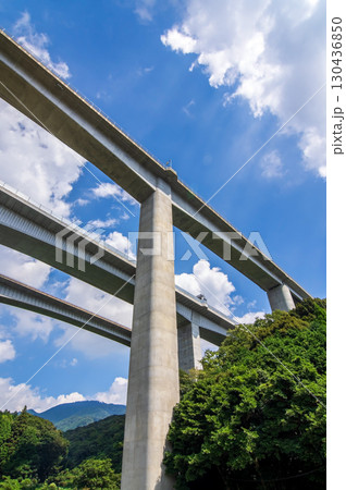 天空のジャンクション「新名神高速道路 亀山西JCT・錐ヶ瀧橋」 130436850