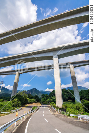 天空のジャンクション「新名神高速道路 亀山西JCT・錐ヶ瀧橋」 130436851
