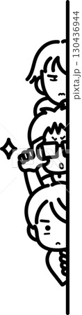 ナースステーションをこっそり観察する3人の研修医のイラスト　線画のみ 130436944