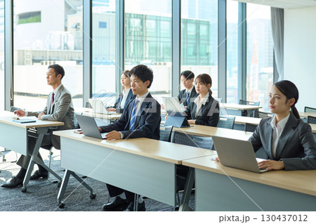 社内研修を受ける人達 130437012