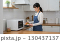 キッチンに立つ女性 130437137