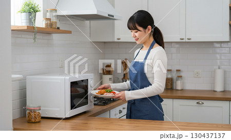 キッチンに立つ女性 130437137