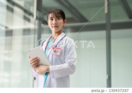 病院で働く若い女性医師 130437287