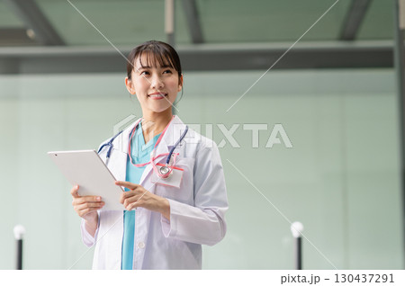 病院で働く若い女性医師 病院で働く若い女性医師 130437291