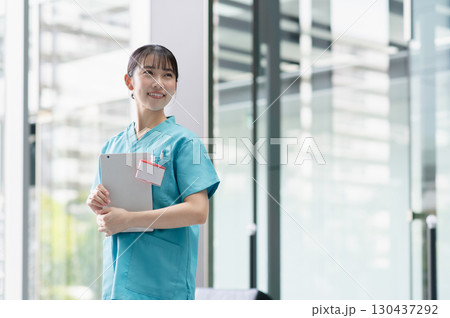 病院で働く若い女性医師 病院で働く若い女性医師 130437292