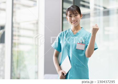 病院で働く若い女性医師 病院で働く若い女性医師 130437295