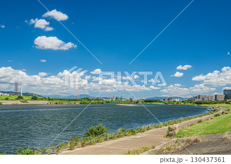 淀川河川公園枚方地区からの淀川の眺め　枚方市 130437361
