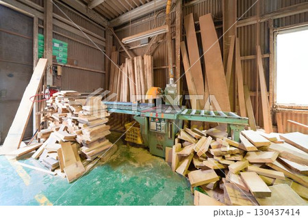 家具製作のための木材とクロスカットソーのある工房風景 家具製作のための木材とクロスカットソーのある工房風景 130437414