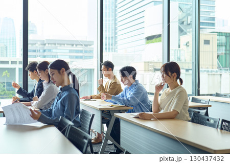 授業を受ける人達 授業を受ける人達 130437432