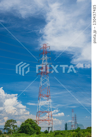 淀川の河川敷に立つ送電線鉄塔　枚方市 130437485