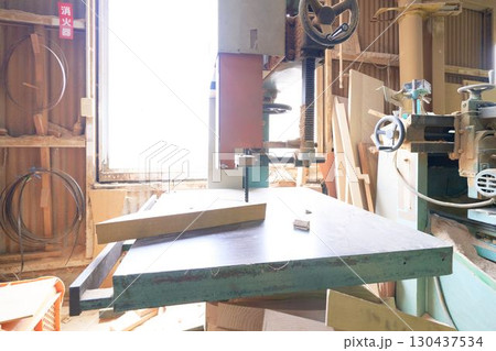 バンドソーが置かれた木工所の内観 130437534