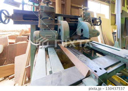 木工所に設置された工作機械 130437537