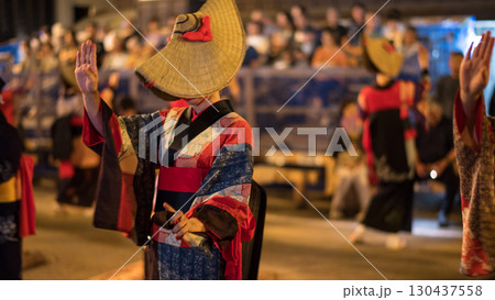 編み笠を被り端縫い着物で踊る女性　西馬音内盆踊り2025年　秋田県 130437558