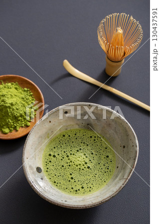 黒背景の抹茶イメージ 黒背景の抹茶イメージ 130437591