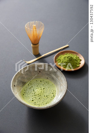 黒背景の抹茶イメージ 黒背景の抹茶イメージ 130437592