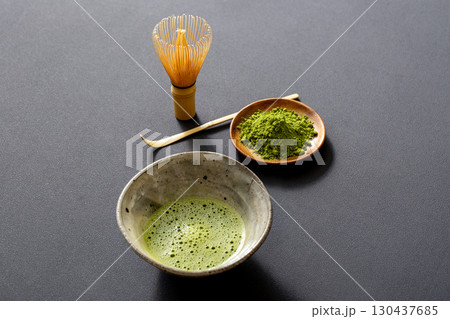 抹茶を点てる　　黒背景の抹茶イメージ 130437685